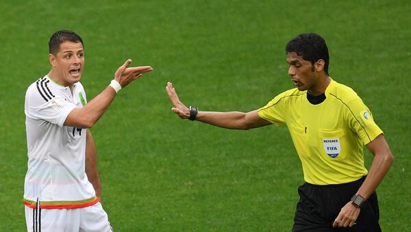 Árbitro saudita Fahad Al-Mirdasi com o atacante mexicano Chicharito Hernández durante a partida de disputa pelo terceiro lugar da Copa das Confederações 2017, entre Portugal e México - Sputnik Brasil