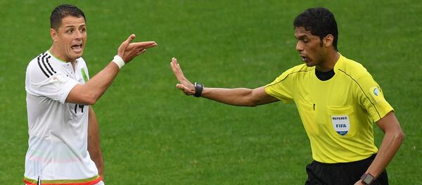 Árbitro saudita Fahad Al-Mirdasi com o atacante mexicano Chicharito Hernández durante a partida de disputa pelo terceiro lugar da Copa das Confederações 2017, entre Portugal e México - Sputnik Brasil