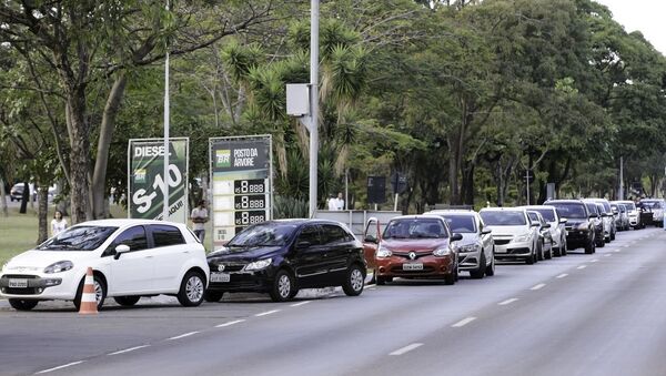 Motoristas fazem filas para abastecer carros - Sputnik Brasil