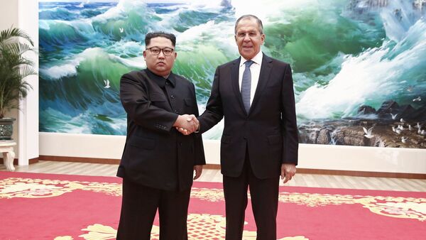 Chanceler russo, Sergei Lavrov, durante encontro com o líder norte-coreano, Kim Jong-un, em Pyongyang - Sputnik Brasil
