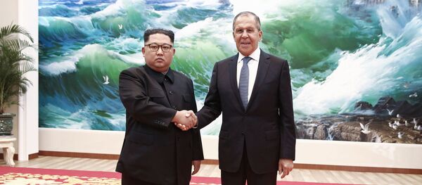 Chanceler russo, Sergei Lavrov, durante encontro com o líder norte-coreano, Kim Jong-un, em Pyongyang - Sputnik Brasil