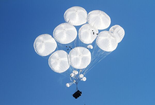 Exercícios conjuntos das tropas aerotransportadas da Rússia, Bielorrússia e Sérvia na região de Krasnodar, 2015 - Sputnik Brasil