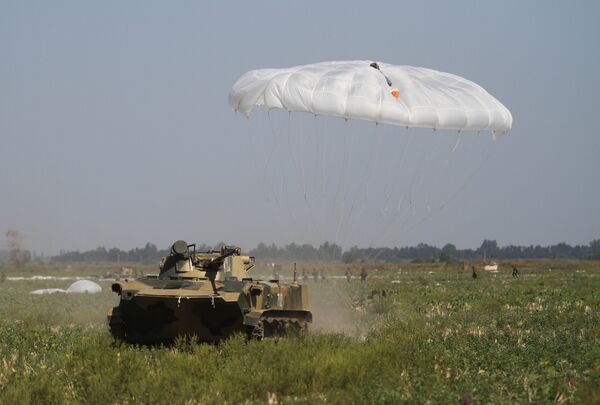 Exercícios conjuntos das tropas aerotransportadas da Rússia, Bielorrússia e Sérvia na região de Krasnodar, 2015 - Sputnik Brasil