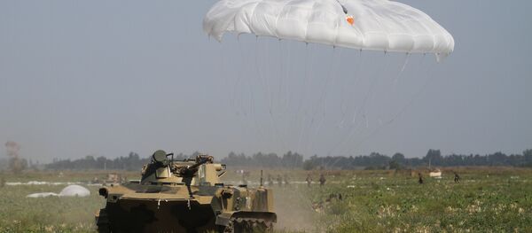 Exercícios conjuntos das tropas aerotransportadas da Rússia, Bielorrússia e Sérvia na região de Krasnodar, 2015 - Sputnik Brasil