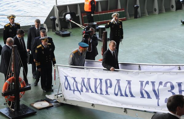 27 de julho de 2014. O presidente russo, Vladimir Putin (à direita), sobe a bordo do cruzador porta-aviões pesado Admiral Kuznetsov durante a celebração do Dia da Marinha da Rússia em Severomorsk - Sputnik Brasil