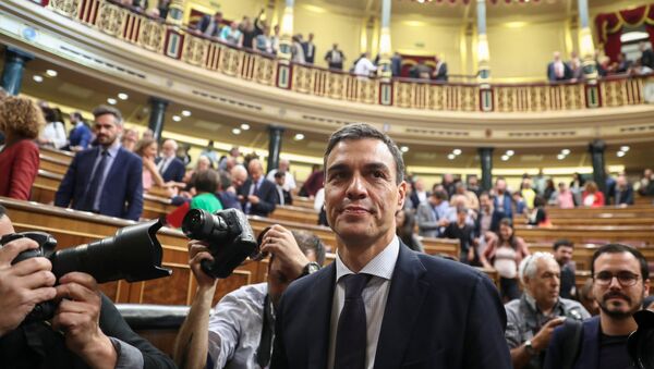 Spain's new Prime Minister and Socialist party (PSOE) leader Pedro Sanchez stands in the chamber after a motion of no confidence vote at parliament in Madrid, Spain, June 1, 2018 - Sputnik Brasil