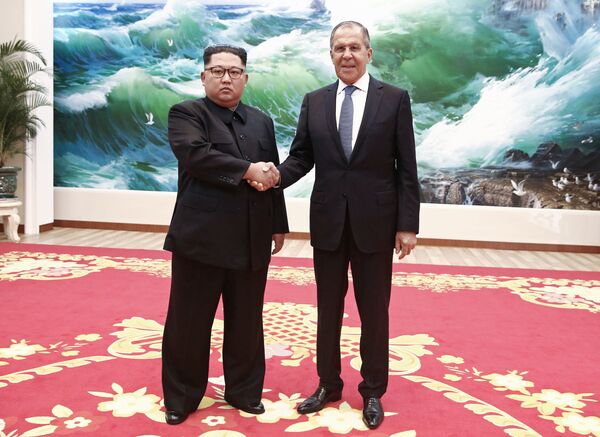 Ministro das Relações Exteriores russo, Sergei Lavrov, e líder da Coreia do Norte, Kim Jong-un, se encontram em Pyongyang - Sputnik Brasil