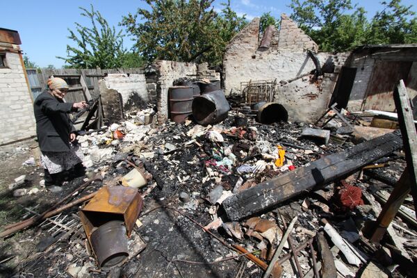 Consequências de um bombardeamento em um edifício residencial em Dokuchaevsk, na região de Donetsk - Sputnik Brasil