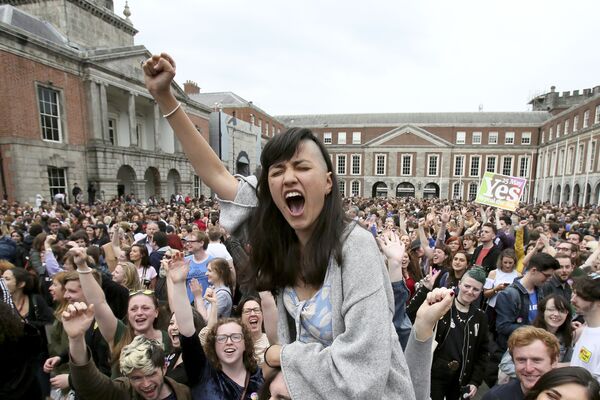 Apoiantes do movimento Yes (Sim) festejam os resultados do referendo sobre legalização do aborto em Dublin, na Irlanda - Sputnik Brasil