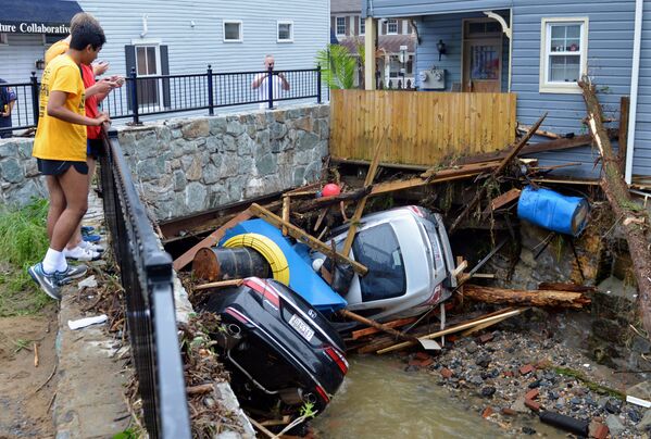 Residentes observam carros danificados pela inundação na cidade de Ellicott, nos EUA - Sputnik Brasil