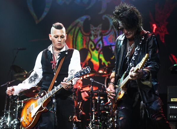 Ator Johnny Depp (à esquerda) e guitarrista da banda norte-americana Aerosmith, Joe Perry, durante um show em Moscou - Sputnik Brasil
