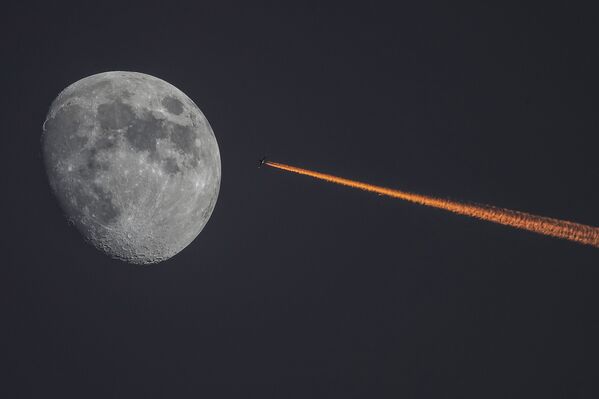 Lua e avião durante o pôr do sol - Sputnik Brasil