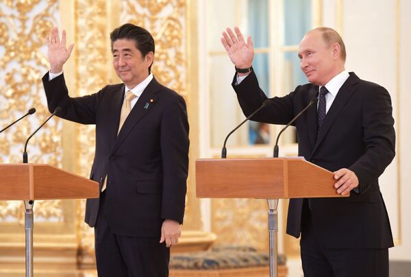 Premiê japonês, Shinzo Abe, e o presidente russo, Vladimir Putin, durante uma ligação de vídeo à tripulação da Estação Espacial Internacional no Kremlin - Sputnik Brasil