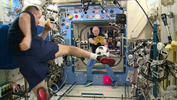 Cosmonautas russos, Anton Shkaplerov e Oleg Artemyev, jogam futebol na Estação Espacial Internacional - Sputnik Brasil