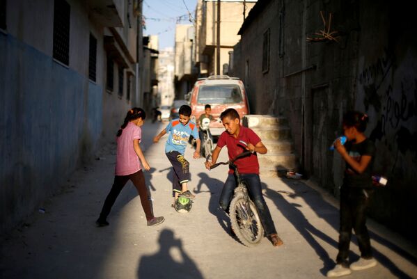 Crianças palestinas brincam durante a semana santa do Ramadã em um campo de refugiados na Jordânia - Sputnik Brasil