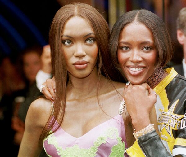 Modelo Naomi Campbell, à direita, posa junto à sua boneca de cera no Museu Madame Tussauds, em Londres - Sputnik Brasil