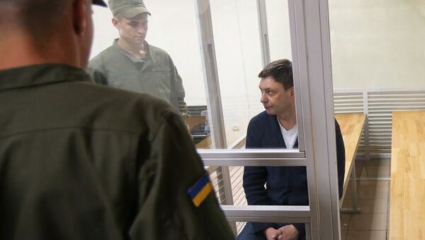 Jornalista russo e chefe do portal RIA Novosti Ucrânia, Kirill Vyshinsky, no tribunal de Kherso - Sputnik Brasil