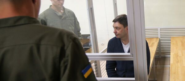 Jornalista russo e chefe do portal RIA Novosti Ucrânia, Kirill Vyshinsky, no tribunal de Kherso - Sputnik Brasil