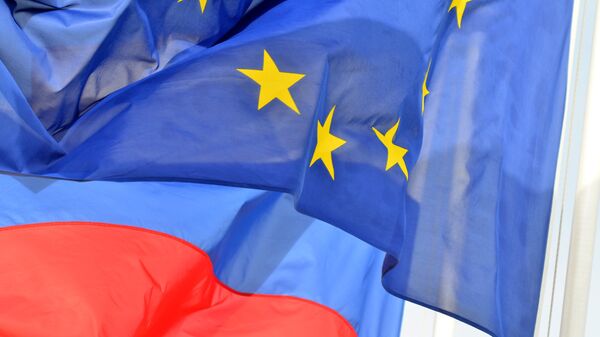 Bandeiras da Rússia e da UE - Sputnik Brasil