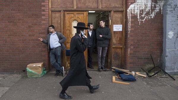 Um judeu ortodoxo fala em seu celular enquanto passa pela sinagoga Ahavas Torá na área de Stamford Hill, ao norte de Londres (foto de arquivo). - Sputnik Brasil