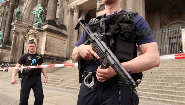 Police secure the Berliner Dom after a German policeman shot a man at the Berlin Cathedral, German media reported in Berlin, Germany, June 3, 2018 - Sputnik Brasil
