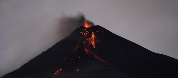 O vulcão de Fuego expelindo cinzas, visto da cidade de Alotenango, no departamento de Sacatepéquez, Guatemala (arquivo) O vulcão de Fuego expelindo cinzas, visto da cidade de Alotenango, no departamento de Sacatepéquez, Guatemala (arquivo) - Sputnik Brasil