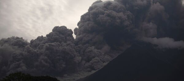 Imagem do Volcan de Fuego, na Guatemala, que entrou em forte erupção no domingo (3), deixando dezenas de mortos e centenas de feridos. - Sputnik Brasil