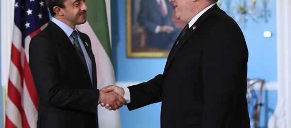 Secretário de Estado dos EUA, Mike Pompeo, à direita, em encontro com o ministro de Relações Exteriores dos Emirados Árabes Unidos, Sheikh Abdullah bin Zayed Al Nahyan. O encontro foi realidado no Departamento de Estado, em Washington, no dia 14 de maio de 2018. - Sputnik Brasil