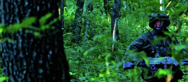 Soldado lituano durante as manobras da OTAN Saber Strike - Sputnik Brasil