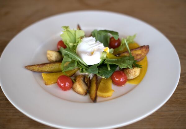 Salada de cogumelos, batata cozida e ovos escalfados do Restaurante Green Cafe em Rostov-no-Don - Sputnik Brasil