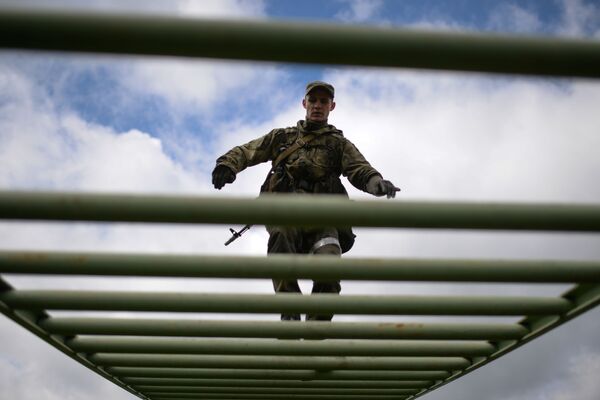 De acordo com os resultados das duas primeiras etapas do concurso, a equipe de cadetes da Escola Superior de Comando Militar de Novossibirsk lidera o concurso - Sputnik Brasil