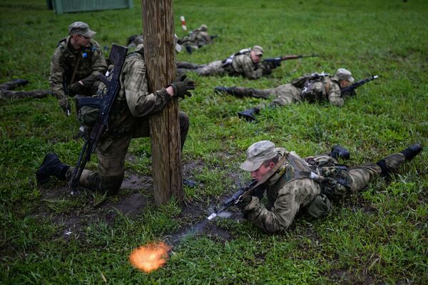 Um participante do concurso Os melhores em reconhecimento militar - Sputnik Brasil