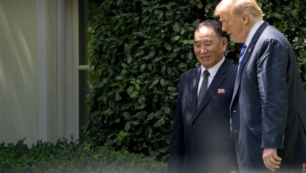 Presidente norte-americano, Donald Trump, com o principal assessor do líder norte-coreano, Kim Yong-chol, em reunião na Casa Branca, EUA - Sputnik Brasil