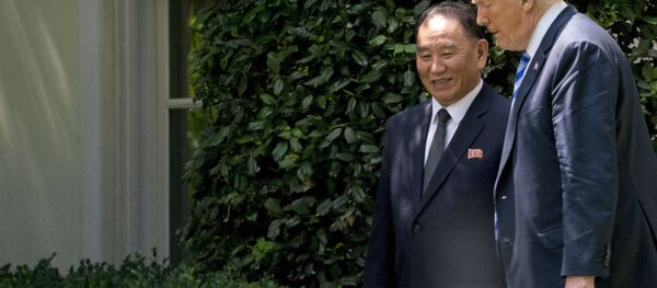 Presidente norte-americano, Donald Trump, com o principal assessor do líder norte-coreano, Kim Yong-chol, em reunião na Casa Branca, EUA - Sputnik Brasil