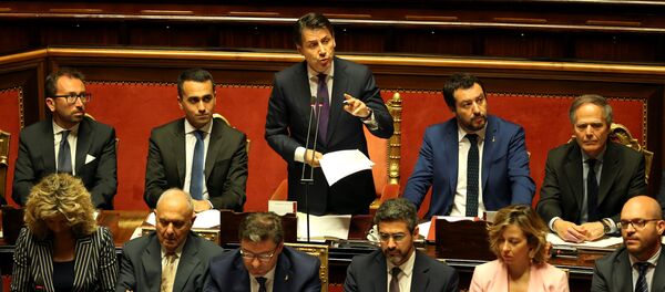 O novo primeiro ministro da Itália, Giuseppe Conte, está fazendo seu discurso perante o Senado italiano - Sputnik Brasil