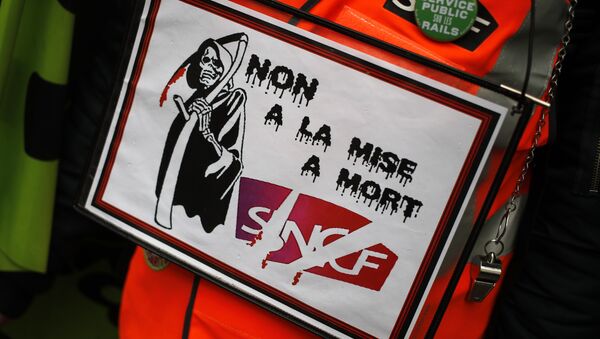 Em Paris, ferroviário protesta com pôster escrito Não à morte da SNCF. A SNCF é a operadora estatal das ferrovias francesas. O protesto faz parte de uma greve dos ferroviários contra a reforma proposta pelo governo sobre o setor. - Sputnik Brasil