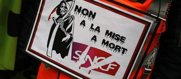 Em Paris, ferroviário protesta com pôster escrito Não à morte da SNCF. A SNCF é a operadora estatal das ferrovias francesas. O protesto faz parte de uma greve dos ferroviários contra a reforma proposta pelo governo sobre o setor. - Sputnik Brasil