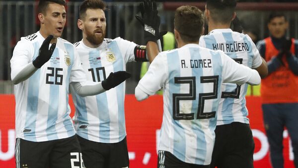Argentina's Sergio Aguero (9) celebrates with team mates Alejandro Gomez (22), Cristian Pavon (26) and Lionel Messi (10) after scoring his side's opening goal during the international friendly soccer match between Russia and Argentina at Luzhniki World Cup 2018 stadium in Moscow, Russia, Saturday, Nov. 11, 2017. - Sputnik Brasil