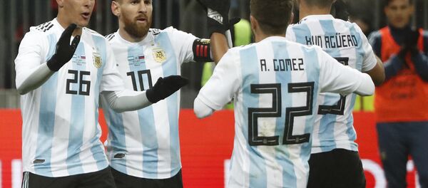 Argentina's Sergio Aguero (9) celebrates with team mates Alejandro Gomez (22), Cristian Pavon (26) and Lionel Messi (10) after scoring his side's opening goal during the international friendly soccer match between Russia and Argentina at Luzhniki World Cup 2018 stadium in Moscow, Russia, Saturday, Nov. 11, 2017. - Sputnik Brasil