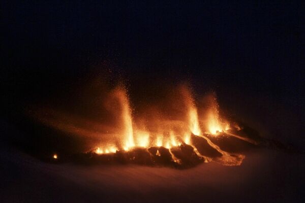 Imagem da lava fundida perto da geleira Eyjafjallajokull na Islândia - Sputnik Brasil