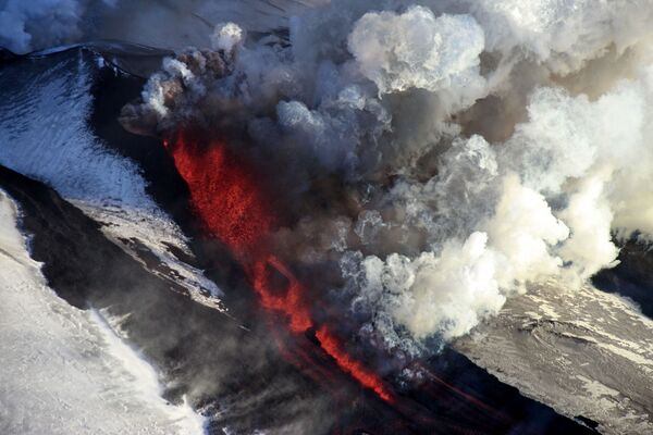 Erupção do vulcão Tolbachik na península de Kamchatka, Rússia - Sputnik Brasil
