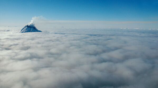 Pico do vulcão norte-americano Augustine se levanta entre as nuvens - Sputnik Brasil