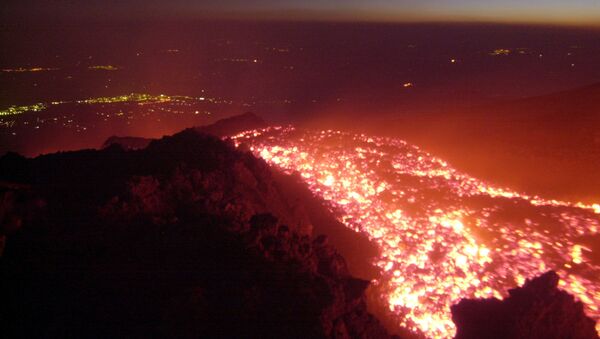 O vulcão Etna – situado nos arredores da comuna italiana de Catânia – entra em erupção (imagem referencial) - Sputnik Brasil