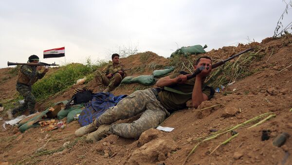 Forças de segurança iraquianas e forças de mobilização popular aliadas assumem posições de combate durante uma operação militar para recuperar o controle da cidade de Besher, subúrbios da cidade de Kirkuk, rica em petróleo. - Sputnik Brasil