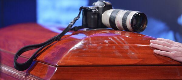 Cerimônia em homenagem ao fotojornalista russo Andrei Stenin, morto durante um ataque do exército ucraniano a refugiados da região de Donetsk em agosto de 2014 - Sputnik Brasil