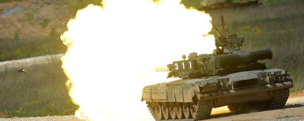 Tanque T-80 durante a mostra de técnica no âmbito da preparação para o fórum internacional técnico-militar Exército 2015 - Sputnik Brasil