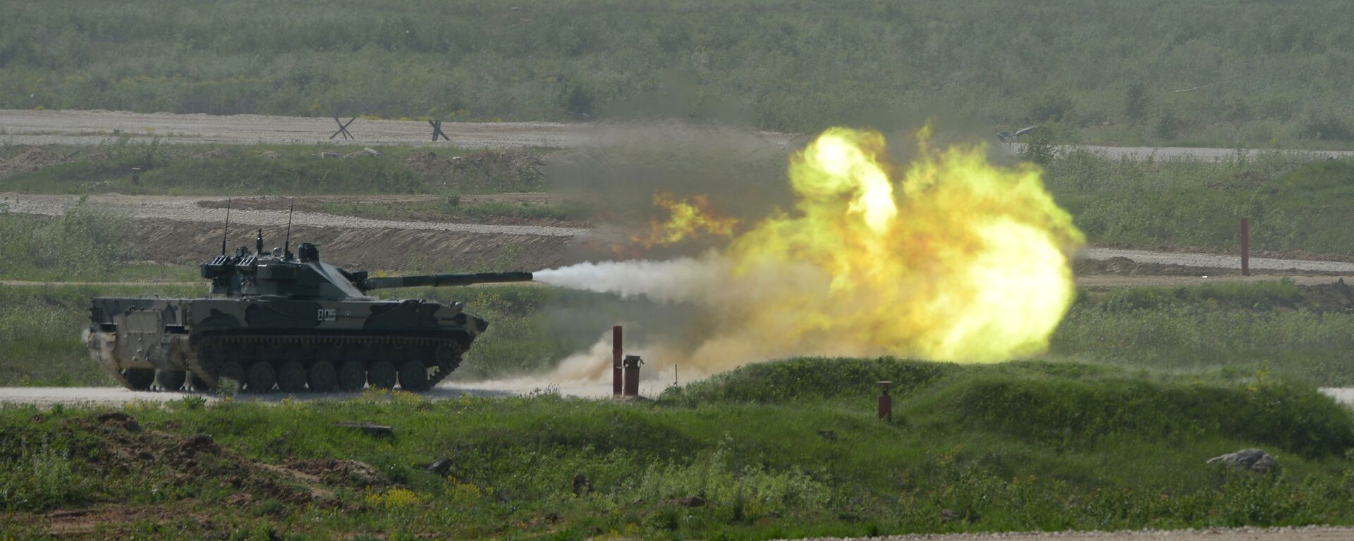 Tanque de guerra 2S25 Sprut-SD durante a mostra de técnica no âmbito da preparação para o fórum internacional técnico-militar Exército 2015  - Sputnik Brasil, 1920, 20.10.2022