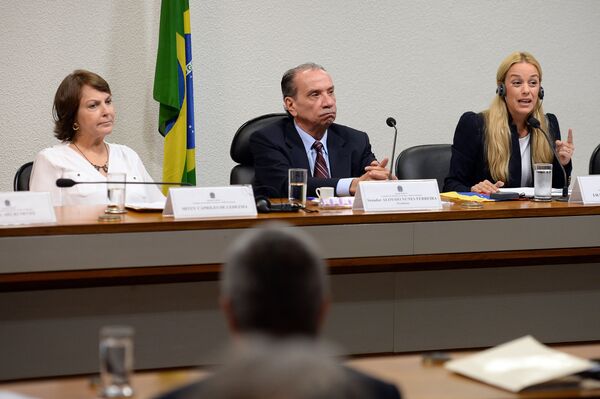 Mitrzy Capriles de Ledezma (esquerda) e Lilian Tintori (direita) com o senador brasileiro Aluízio Ferreira (centro) em maio de 2015. - Sputnik Brasil