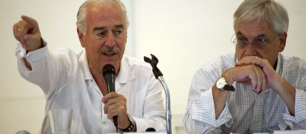 Ex-presidentes da Colômbia, Andrés Pastrana (esquerda) e do Chile, Sebastian Piñera (direita), durante um encontro organizado pelo Clube de Madrid em Porto Príncipe em 26 de maio de 2015. - Sputnik Brasil