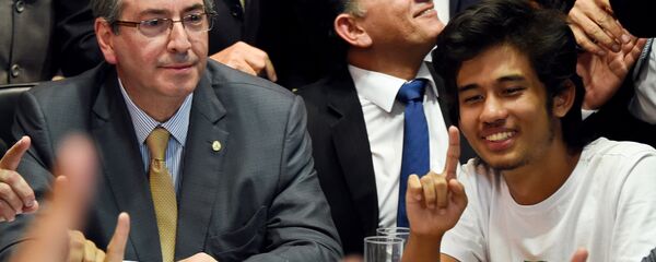 Eduardo Cunha (esquerda) recebe no seu escritório do Congresso Nacional, em Brasília, o coordenador nacional do MBL, Kim Kataguiri (direita). - Sputnik Brasil